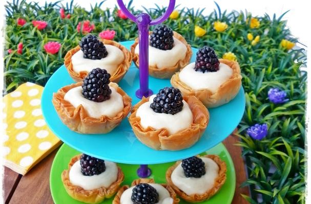 Little phyllo cakes with blackberry